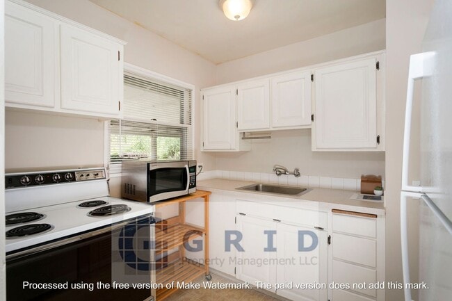 Building Photo - Charming 2 Bedroom Bungalow Available in N...