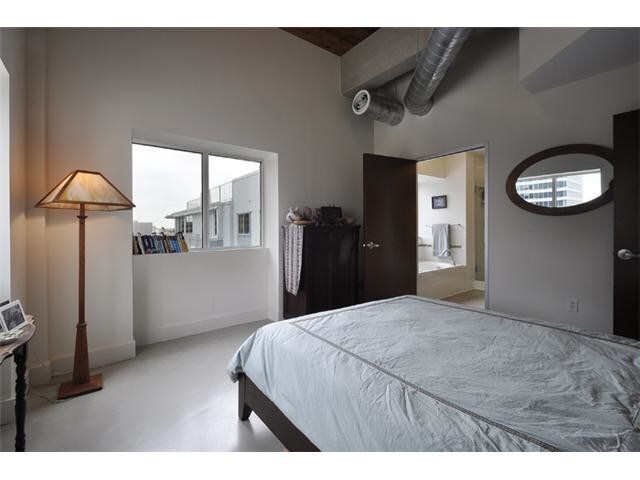 Building Photo - 800 Brazos St