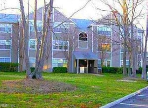 Building Photo - Hampton Club