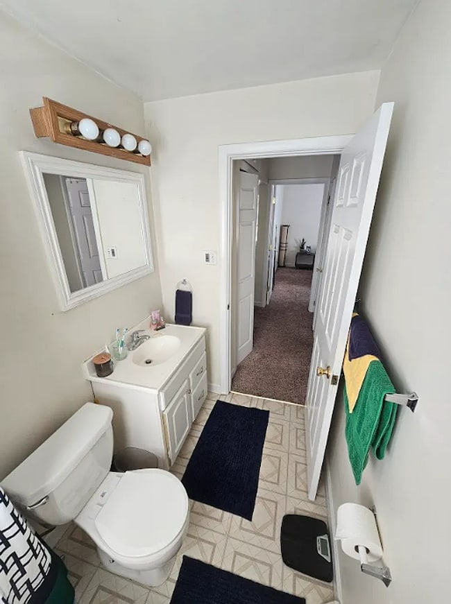 Building Photo - Sun-Filled 2 Bedroom Home with a Welcoming Layout