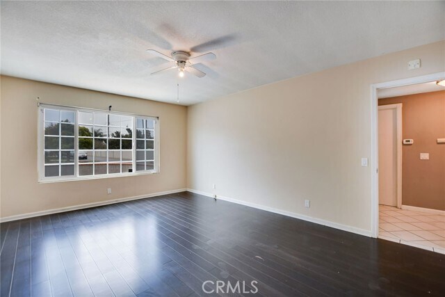 Building Photo - 1015 E Walnut Ave