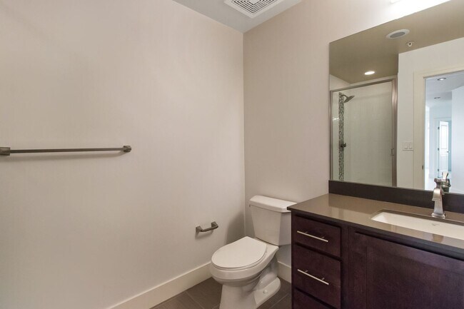 Building Photo - Gorgeous 2 BD/2BA Top Floor Condo In Great Peloton Community! Available August 7!