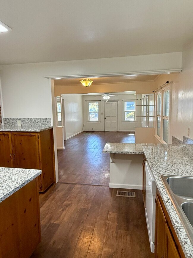 Building Photo - 3 Bedroom 1 Bath House!