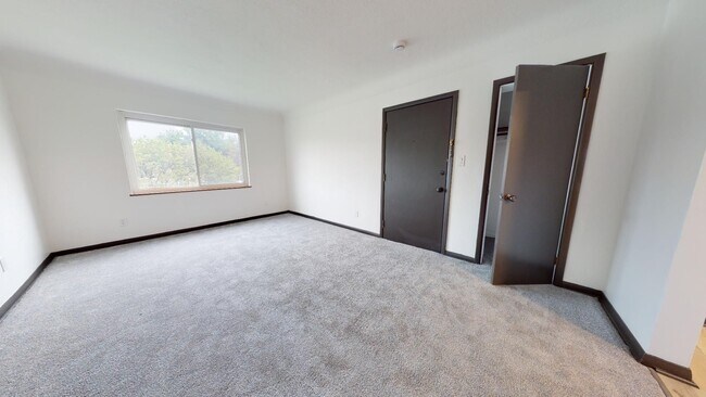 Building Photo - Parma - 2 Bedroom - 3rd Floor Unit