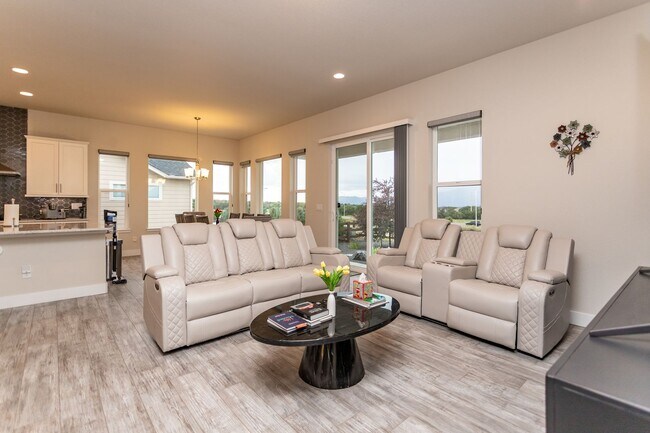 Building Photo - Experience the Perfect Blend of Nature and Luxury!!!