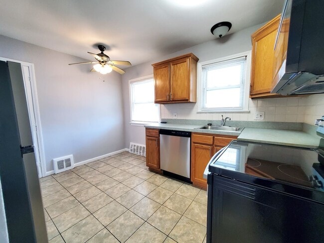 Building Photo - 3 Bed - 2 Full Bath Cape Cod for Rent!