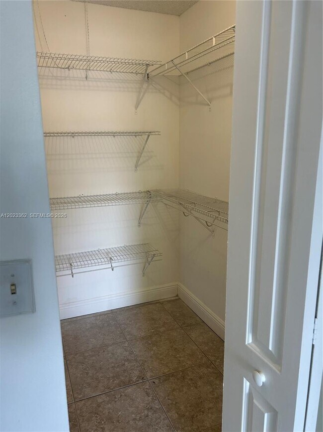 Building Photo - 578 Woodgate Cir