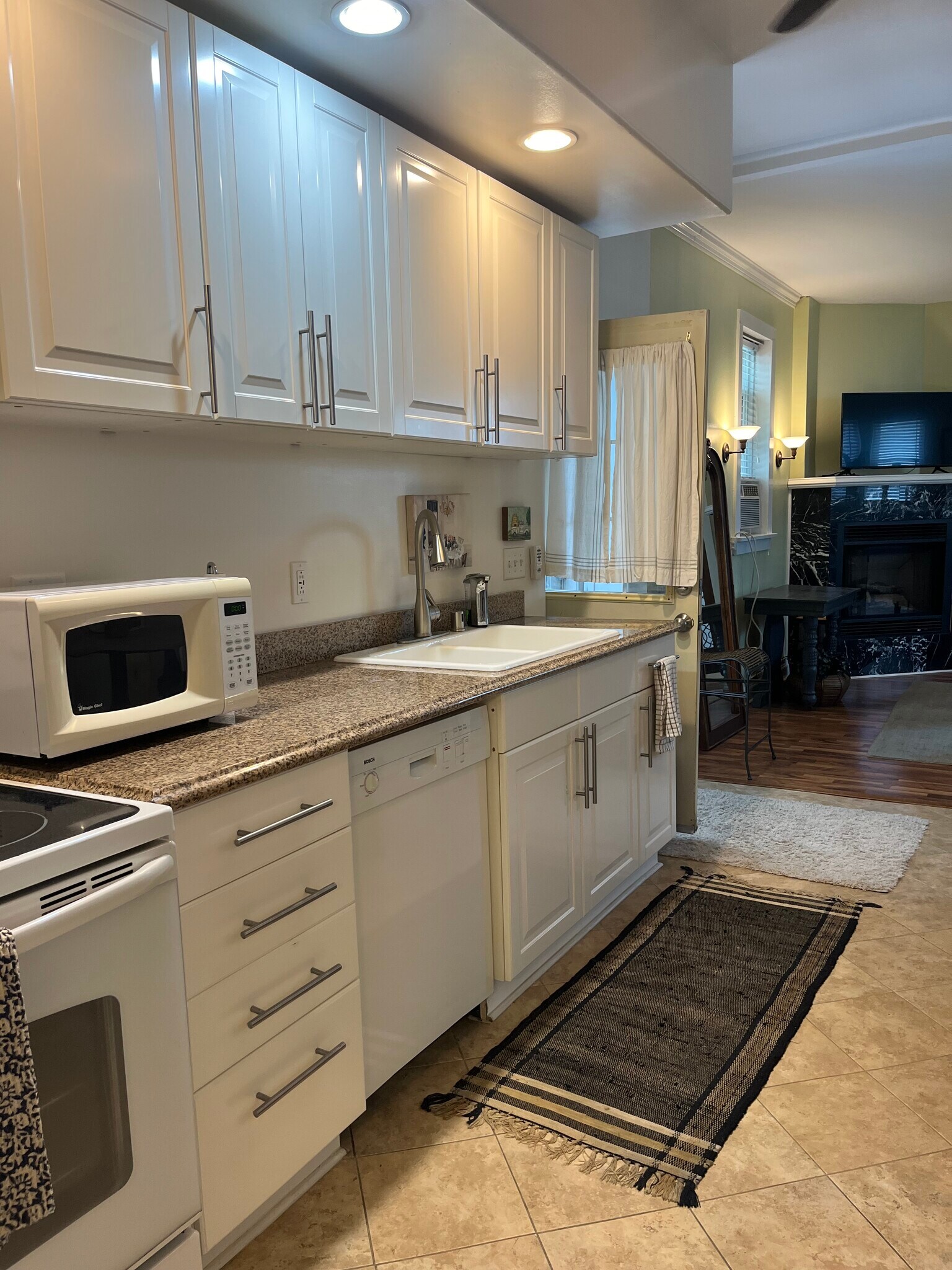 Building Photo - 211 King St