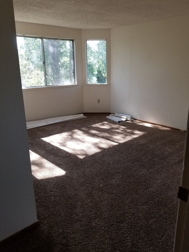 Building Photo - Walking Distance to neighborhood schools a...