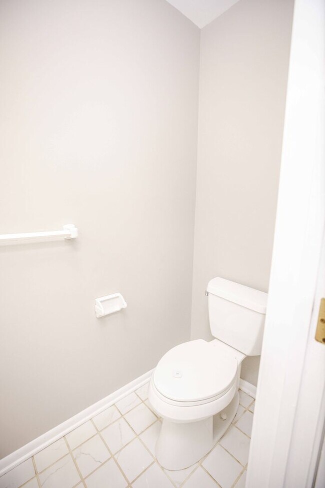 Building Photo - Beautiful Condo for Rent - Appliances included, washer and dryer hook ups, one and half bath, ver...