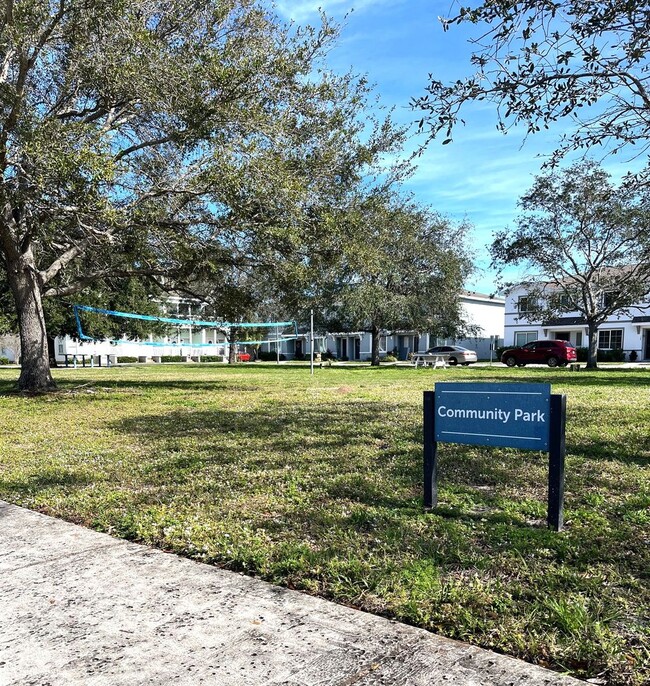 Building Photo - 2/2.5 Key West Townhome in Magnolia Square