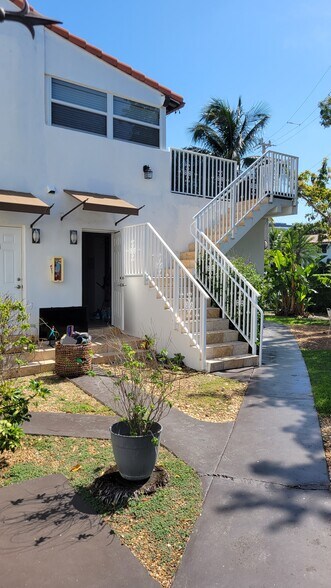 EXTERIOR 1 - 2800 Pine Tree Dr