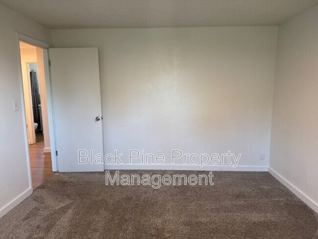 Building Photo - 137 Davis Ave