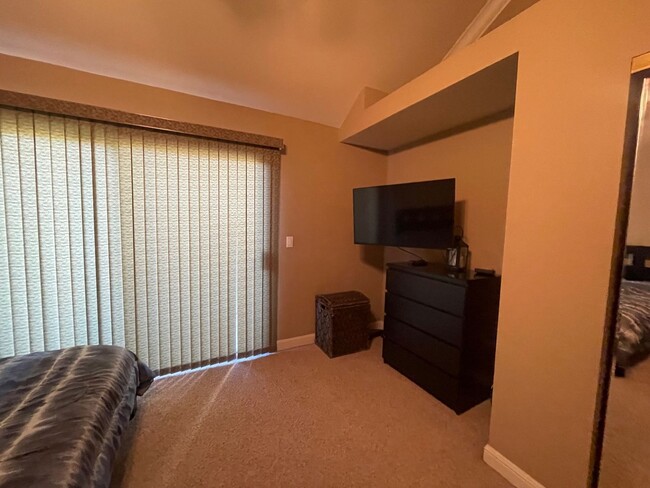 Building Photo - Gorgeous Spacious 1 bedroom with separate ...