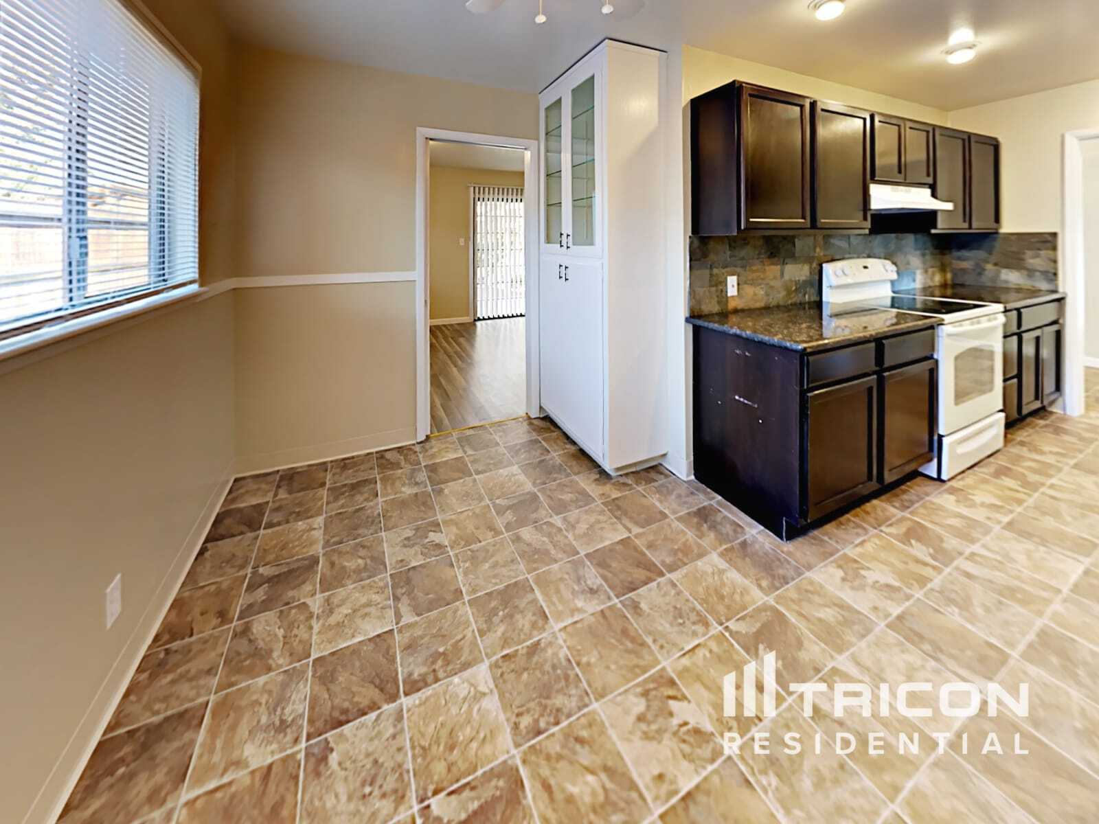 Building Photo - 1355 Royal Dr