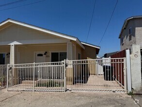 Building Photo - 3 Bedroom 1 bath Unit -