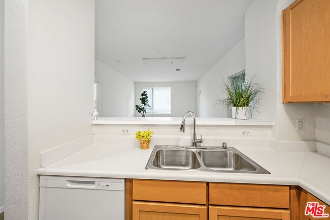 Building Photo - 6400 Crescent Prk E