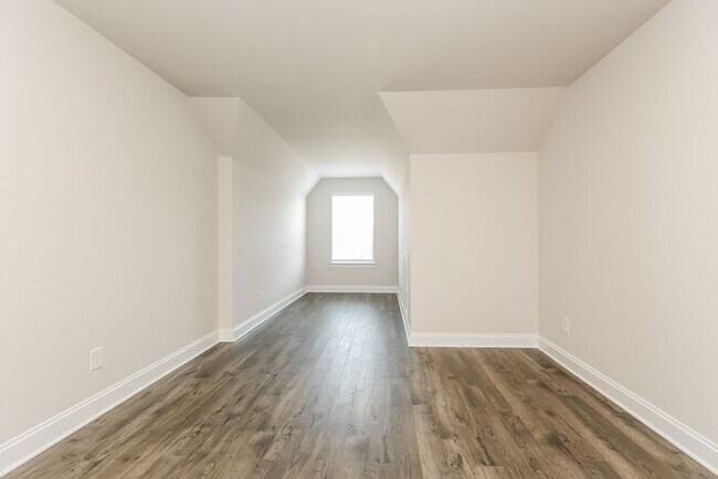 Building Photo - 2508 Elmcroft Ave