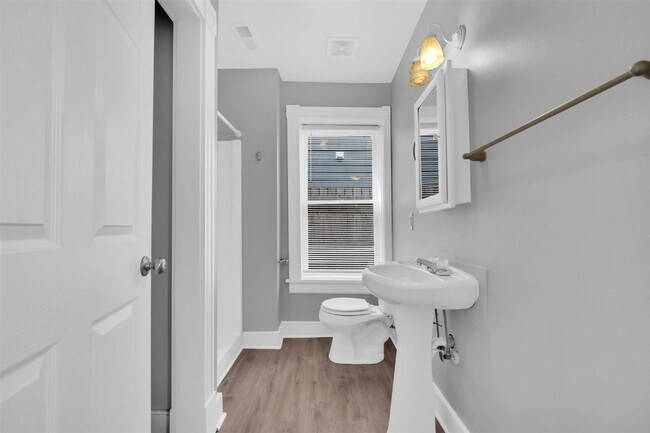Building Photo - 1834 Parkwood Ave