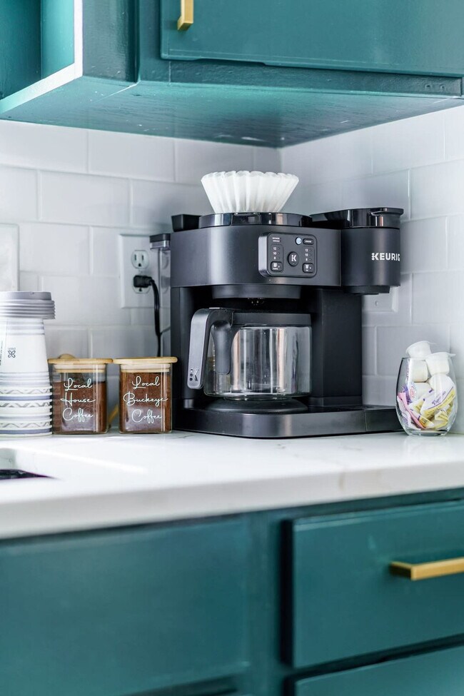 Building Photo - 33 Lundy St