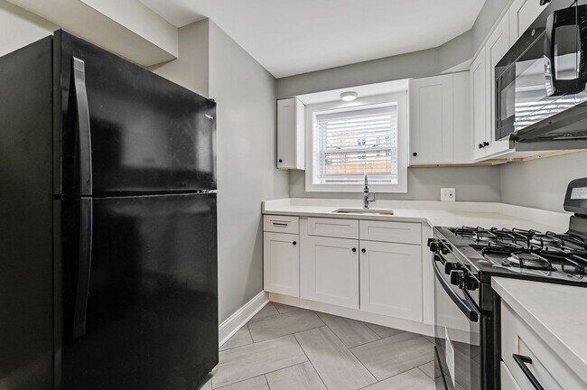 Building Photo - Beverly's Best!