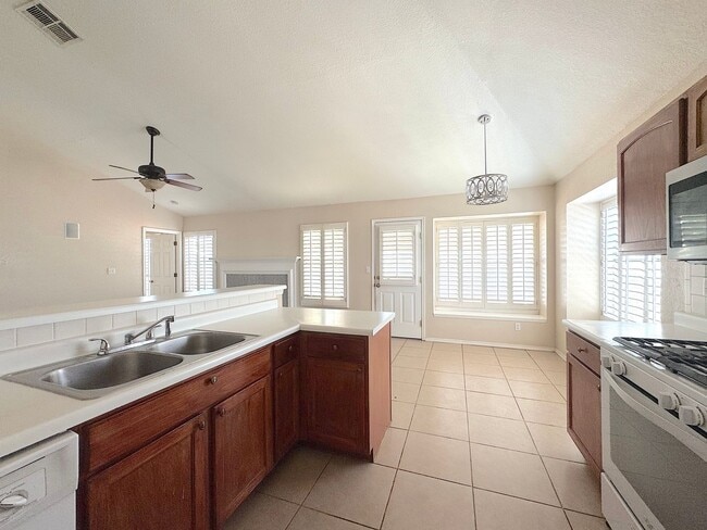 Building Photo - East El Paso 3bed/2bath Refrig A/C!