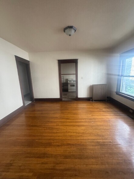 Building Photo - 405 Victoria Pl