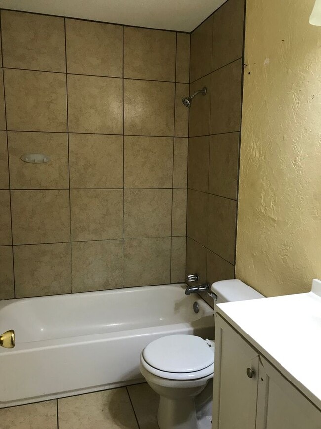 Building Photo - Cute and affordable 2/1 Large master WATER...