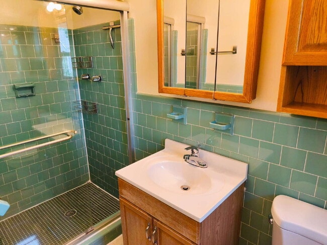 Building Photo - Centrally Located McLean Home with Ample S...