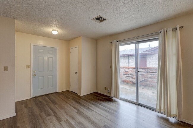 Building Photo - Charming 2-Bedroom Duplex with Garage & Mo...