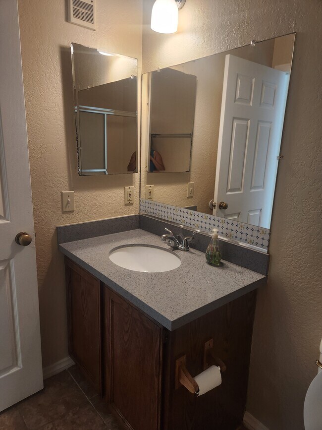 Building Photo - 1208 Roswell Ave