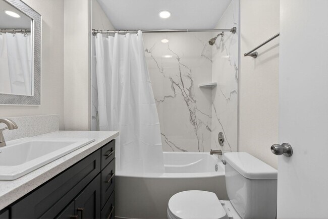 Building Photo - Updated 4BD Lake Oswego Home - Prime Location