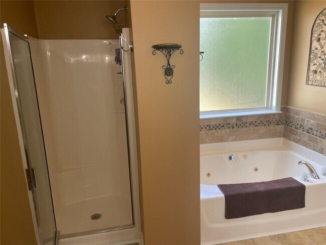 Building Photo - 2432 Temple View Dr