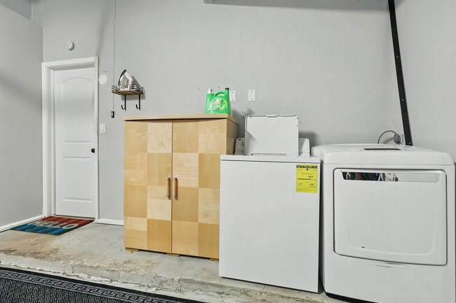 Building Photo - 743 Greenhaven Dr