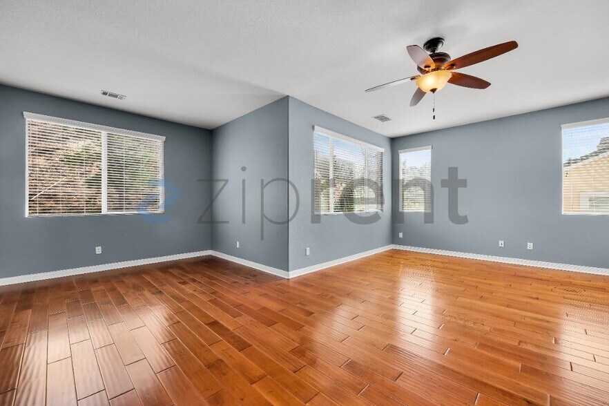 Building Photo - Unit