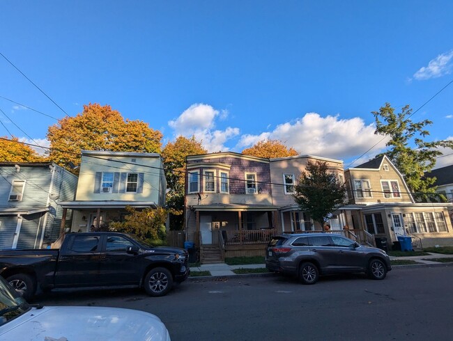 Building Photo - Single Family Home w/ HUGE Yard