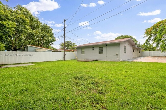 Building Photo - 3240 SW 69th Ave