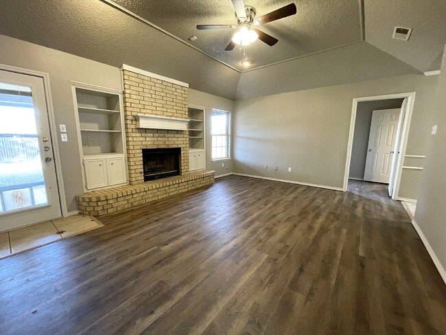 Building Photo - Large, Recently Remodeled 3/22 Right Across from North Ridge Elementary!