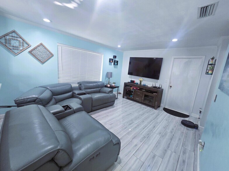 Building Photo - 5885 Northpointe Ln