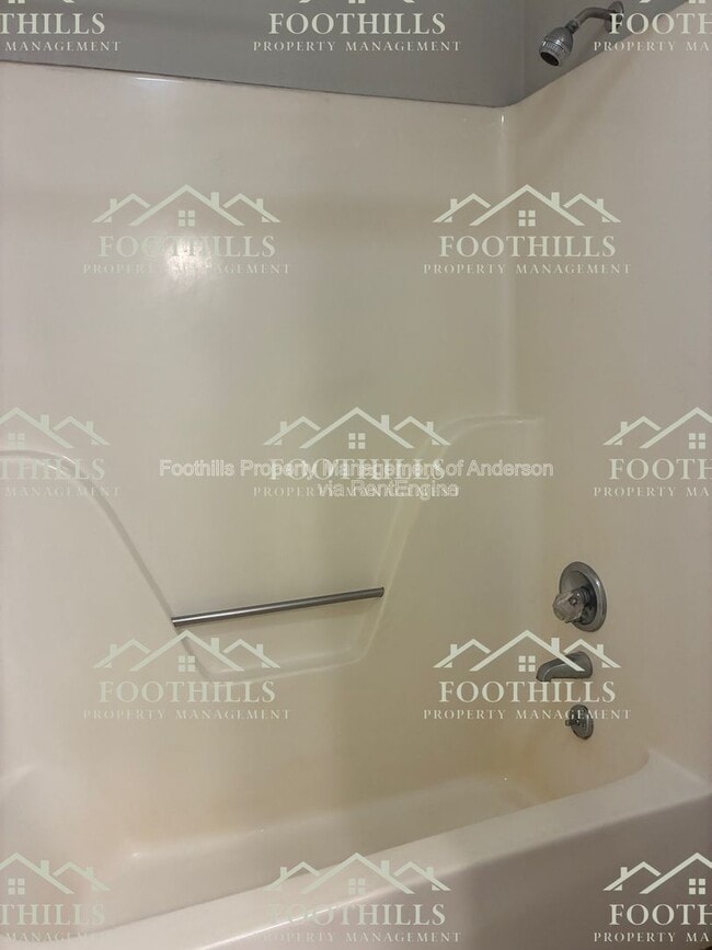 Building Photo - 303 Green Forest Dr