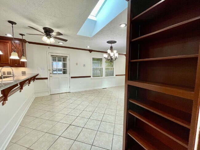 Building Photo - Spacious 6-Bedroom Gem In Fayetteville!