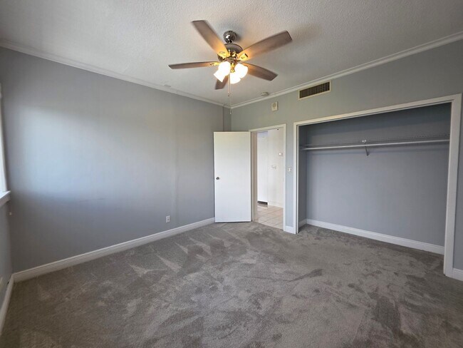 Building Photo - 1BR/1BA waterfront condo with golf course ...