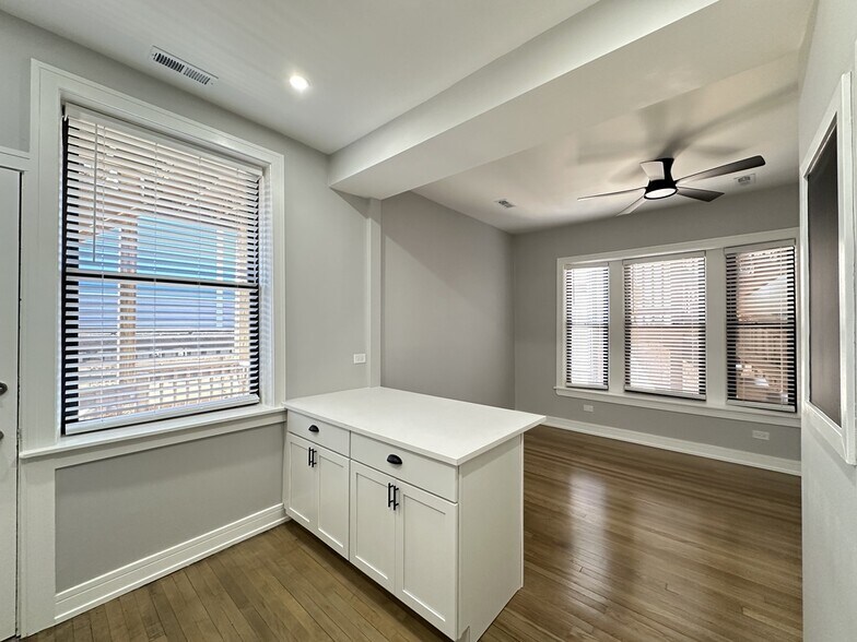 Building Photo - 3842 N Wilton Ave