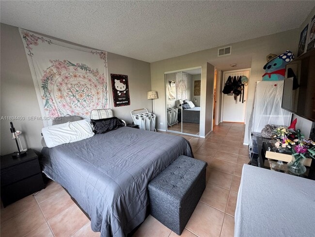 Building Photo - 3650 Inverrary Dr