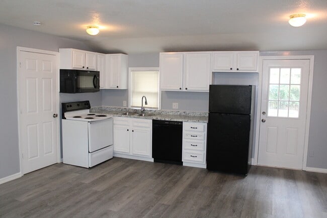 Building Photo - Spacious 4 Bedroom and 1 full bath home in...