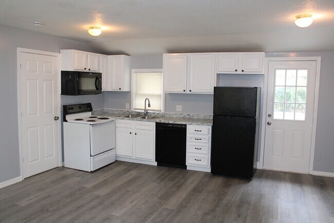 Building Photo - Spacious 4 Bedroom and 1 full bath home in Kansas City, MO.