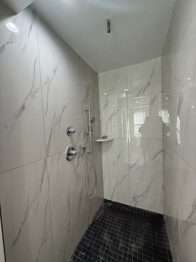 Building Photo - 3 bed 2.5 bath townhome - New Renovation