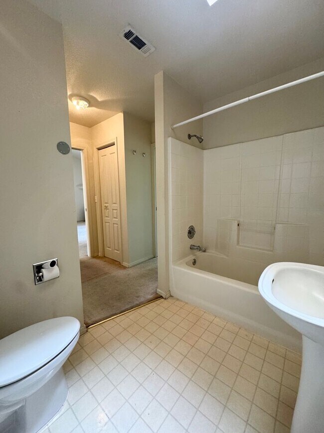 Building Photo - Fantastic Duplex in Desirable Location