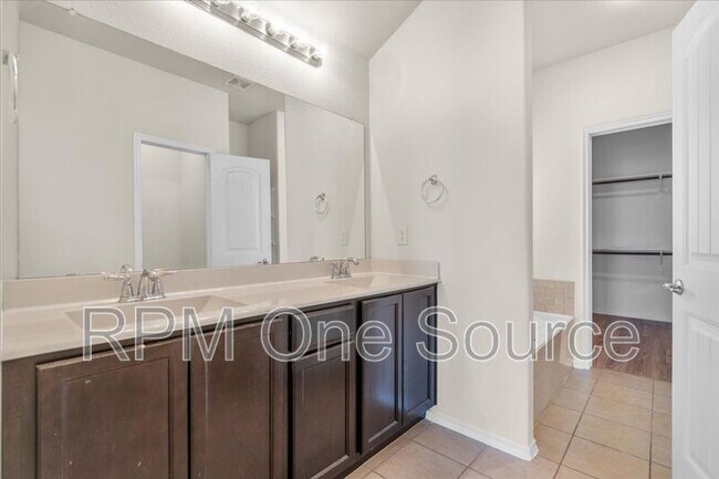 Building Photo - 1729 Park Trails Blvd