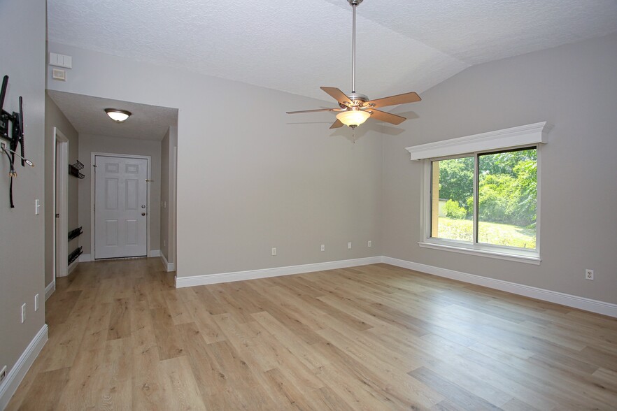 Great room - foyer - 480 Club Dr